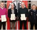 Bild: Feuerwehr Waldeck/exb
Vorsitzender Markus Prechtl (rechts) zeichnete Hans Wegmann, Rene Heining und Josef Kuchenreuther (von links) für jahrzehntelange Treue zur Feuerwehr aus.
