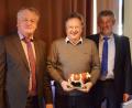 Bild: Traxinger/exb
Erich Pilhofer, Vorsitzender des Rinderzuchtverbands Oberpfalz (links), und Josef Bauer, Vorsitzender des Milcherzeugerrings Oberpfalz (rechts), bedanken sich bei Andreas Randt vom Tiergesundheitsdienst Bayern für den Vortrag.
