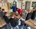 Bild: Schmid/exb
Am „Tag des Handwerks“ erhalten die Schüler einen Einblick in den Beruf des Anlagenmechanikers für Sanitär-, Heizungs- und Klimatechnik.