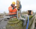 Bild: Gabriele Schönberger
Die Arbeiten an der Waldnaabbrücke in Unterwildenau sind in vollem Gange. Seit 13. März ist sie für den Verkehr gesperrt, Umleitungen sind eingerichtet.