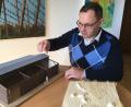 Bild: ihl
Leiter Thomas Hammerl ist fasziniert von Stalag 13 b. Am Modell erklärt er die Besonderheiten. Voraussichtlich im nächsten Jahr ist die ehemalige Wehrmachtsbracke im Freilandmuseum in Neusath zu besichtigen.