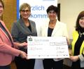 Bild: Hirsch/exb
BLLV-Kreisvorsitzende Maria Karg-Pirzer (rechts) und ihre Stellvertreterin Diana Neidhardt (links) überreichten Präsidentin Simone Fleischmann (Zweite von links) und der Vorsitzenden der BLLV-Kinderhilfe, Ursula Schroll (Zweite von rechts), einen Scheck über 2000 Euro für soziale Projekte.