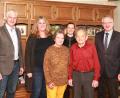 Bild: njn
Josef Wallner (Zweiter von rechts) feierte seinen 90. Geburtstag. Mit auf dem Bild Tochter Gisela (Dritte von links) sowie (von links) SPD-Stadtrat Reinhold Kastner, SPD-Ortsvereinsvorsitzende Petra Thomas, Enkelin Elke und Bürgermeister Johannes Reger.