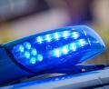 Symbolbild: Lino Mirgeler/dpa
Ein Blaulicht leuchtet auf dem Dach eines Streifenwagens der Polizei.