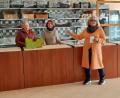 Bild: Anja Dubrowski/Landratsamt Tirschenreuth/exb
Leiterin Anni Riedl, Mitarbeiterin Mila Braun und Nicole Fürst, Vorsitzende des Trägervereins, denken über neue Wege nach, um die Arbeit der Mitterteicher Tafel auf mehr Schultern zu verteilen.