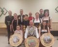 Bild: rwo
Die neuen Würdenträger der Kastler Sportschützen: Jugendkönigin Lilly Haas, Schützenkönig Peter Lauterbach und Schützenliesl Christina Meier (vorne von links) mit ihren Stellvertretern sowie den Sportleitern Lukas Haberkorn (hinten links) und Michael Buchbinder (hinten rechts).