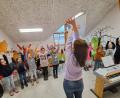 Bild: Manuela Grünauer
Mit verschiedenen Übungen werden beim Chor „CantiKids“ zunächst Stimme und Körper "aufgeweckt" – die Kinder sind mit Feuereifer dabei, wenn sie sich mit Chorleiterin Manuela Grünauer (vorne) einsingen.