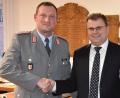 Archivbild: Lowak
Mit Handschlag hatten Major Johannes Müller (hier noch im Dienstgrad Hauptmann) und Bürgermeister Karlheinz Budnik im Februar 2020 die Patenschaft besiegelt. Nun verlässt Müller das Bataillon.