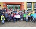 Bild: Josef Böhm/exb
Auch die Kinder der Grundschule und die Vorschulkinder des Kindergartens durften bei der Spendenübergabe mit dabei sein. Hinten, von links: Rektorin Ortrud Sperl, Fördervereinsvorsitzender Joseph Salomon, Kindergartenleiterin Jennifer Steinbach, stellvertretende KLB-Vorsitzende Karina Straller, KLB-Vorsitzende Christine Blab, Kassiererin Elisabeth Kiener.