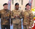 Bild: US-Armee/exb
Stabsfeldwebel d.R. Gerhard Lindthaler (links) bedankt sich bei der scheidenden Kompaniechefin Captain Jasmine Buck (Mitte) und überreicht zum Dank den Coin der Reservistenkameradschaft Freihung. Rechts der neue Kompaniechef Captain William Southard.