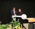Bild: sne
Architekt Reinhold Krausch (rechts) übergibt den Schlüssel zur Stadthalle und zur Zukunft Bürgermeister Edgar Knobloch.
