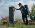 Bild: Via Carolina/exb
Projektleiterin Zuzana Verešová bewanderte den Jan-Hus-Weg in Böhmen und Bayern in großen Teilen. Hier steht sie am Meilenstein zu Jan Hus in Bärnau an der Naaber Straße. Der Fernwanderweg führt auf 790 Kilometer durchgehend von Prag bis nach Konstanz.