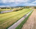 Bild: Jens Wegener/TMN, DZT/dpa
Der Weser-Radweg führt über mehr als 500 Kilometer vom Weserbergland zur Nordsee und ist laut der ADFC-Radreiseanalyse erneut der beliebteste deutsche Radfernweg.