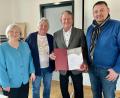 Bild: Eichl
Johann Völkl (Zweiter von rechts) bekommt für 25 Jahre Mitgliedschaft die silberne Ehrennadel; mit im Bild Bürgermeister Markus Ludwig, die AWO-Vorsitzende Johanna Ludwig und das AWO-Kreisvorstandsmitglied Karin Rößler (von rechts).