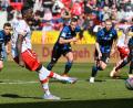 Bild: Armin Weigel/dpa
Prince Osei Owusu von Regensburg (l) trifft bei einem Elfmeter zum 1:0 gegen Paderborn.