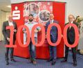 Bild: Kathrin Schmidt/exb
Über die Spende in Höhe von 10.000 Euro freute sich Tim Saborowski (Zweiter von links) von der Diakonie Sulzbach-Rosenberg mit Vorstandsmitglied Alexander Düssil, Vorstandsvorsitzendem Thomas Pickel und Stiftungsexpertem Edgar Rauch.