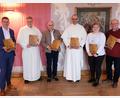 Bild: do
Auf 280 Seiten beleuchtet Pater Dr. Benedikt Röder (Dritter von rechts) in einer Festschrift zum 100-jährigen Jubiläum der päpstlichen Anerkennung der Wiedererrichtung des Klosters die barocke Musikgeschichte der Abtei. Dankesworte für die große Unterstützung richtete Röder an (von links) Florian Prosch, Vorstand der Rainer Markgraf Stiftung, Prior Pater Adrian Kugler, Bürgermeister Albert Nickl, Daniela Kleber und an Verleger Eckhard Bodner.