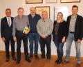 Bild: Stadt Tirschenreuth/exb
Bürgermeister Franz Stahl verabschiedete Hermann Birkner (von links) nach 37 Jahren bei den Stadtwerken in den Ruhestand. Mit im Bild: (von rechts) Stadtwerkeleiter Thomas Kraus, stellvertretende Leiterin Hauptverwaltung Rebecca Keck, neuer Wassermeister Markus Franz sowie stellvertretender Personalratsvorsitzender der Stadtwerke Karl Schwägerl.