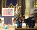 Bild: jzk
Das Hungertuch beeindruckte die Christen beider Konfessionen beim Abendgebet zur Wochenmitte. Robert Baier und Kathrin Karban-Völkl begleiteten die Lieder auf ihren Instrumenten.