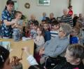 Bild: Wolfgang Steinbacher
Die Kinder zusammen mit den Senioren beim Ausbuttern.
