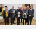 Bild: rgl
Darauf sind von links nach rechts zu sehen: 
Petra Irlbacher, Pfarrer Arnold Pirner, Diana Hermann, Rita Gleißner, Hannelore Haberzett, Luise Köllner, Marianne Paulus.
