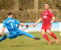 Bild: ham
Diese Aktion von Sebastian Sebald (rechts) führte zum: 1:0: Seine Hereingabe verlängerte Julian Kiener zu Bastian Lobinger (beide nicht im Bild) und der Spielertrainer traf zur frühen Pfreimder Führung. Am Ende siegte jedoch der Gast aus Osterhofen mit 4:2.
