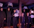 Bild: ubb
Gänsehautfeeling gab es beim ersten Projekt-Theaterstück der MTT-Jugend in der Galerie „Asha“. Die Nachwuchsdarsteller Maximilian Kraus, Magdalena Rubner, Noah Müller da Silva, Bozhidar Radev, Amelie Wernick, Ferdinand Vogl, Alexandra Markowski, Nico Fenzl, Paulina Wild und Lilly Birkner (von links) standen zum ersten Mal auf der Bühne.