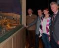 Bild: tr
Altbürgermeister Roland Pfefferlein, Hubert Haubner, Anna Toman, Bürgermeister Lothar Müller und Robert Hecht (von links) gestalteten den offiziellen Teil der Eröffnung des neuen Krippenmuseums. Besonders angetan waren die Ehrengäste von der mechanischen Krippe.