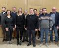 Bild: bgm/exb
Vorsitzende Nicole Hoch (Fünfte von links) freut sich, dass mit Nadine Böhmler (Dritte von links) und Philipp Kraus (Vierter von rechts) künftig zwei Neumitglieder im Vorstand mitarbeiten. Landtagsabgeordneter Stephan Oetzinger (zweiter von links) gratuliert der Führungsriege.