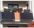 Symbolbild: Stefan Sauer/dpa
Solarmodule für ein sogenanntes Balkonkraftwerk können die eigenen Stromkosten spürbar senken. Der Sulzbach-Rosenberger Stadtrat hat jetzt im Hauptausschuss über ein Förderprogramm für diese Stecker-Photovoltaikmodule diskutiert.