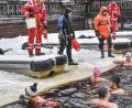 Bild: Florian Miedl/fph
Eisbaden birgt zahlreiche Risiken. Bei Großevents wie Mitte Februar am Fichtelsee ist daher die Wasserwacht mit mehreren Rettungskräften vor Ort, um Unfälle zu verhindern.