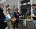 Bild: dob
Die Mitglieder des Evangelischen Frauenbunds mit Eva Schmidt, Lydia Gajan und Karin Wappmann (von links) haben in der ehemaligen Konditorei Wappmann Schaufenster zum Plastikfasten dekoriert und möchten möglichst viele Mitstreiter ins Boot holen. Volker Wappmann (rechts) unterstützt die Frauen. Elisabeth Wappmann gestaltet das Schaufenster gerade mit Büchern der Buchhandlung Rupprecht zu diesem Thema.