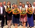 Bild: R. Kreuzer
Die vier besten Krankenpflegehilfeschülerinnen bekamen Blumen zum Zeugnis. Von links vorne: Personalchef Bernd Weisensee, Teresa Seidl, Julia Weig, Kathrin Lobensteiner und Jasmin Zitzmann, daneben Schulleiterin Jutta Hammer. Hintere Reihe alle Lehrkräfte.