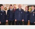 Bild: bö
Für ihren aktiven Dienst bei der Feuerwehr Ransbach werden Stephan Götz (Zweiter von links) und Karl Donhauser (Vierter von links) geehrt. Ihnen gratulieren Vorsitzender Christoph Finn, Bürgermeister Florian Junkes , Kommandant Andreas Bruckmüller und Kreisbrandmeister Alexander Graf (von links).