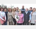 Bild: no
Juliane Lutter freut sich mit Ehemann Georg über die Geburtstagsgrüße von ihren Enkeln, Bürgermeister Dieter Dehling (Zweiter von rechts) und Erna Englhard (Zweite von links) als Vertreterin des Gartenbauvereins Illschwang.