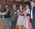 Bild: wee
Nach dem gelungenen Anstich des „Wernbock’s“ stießen (von links) Felix Weinfurtner, Thomas Käsbauer, Dieter Rosenberg, die „Miss Weißwurst“ Lena Nagler, Bierkönigin Sarah Jäger und Bürgermeister Konrad Kiener mit den neuen Starkbier auf die Josefifeier an.