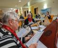 Bild: kwl
Patienten und Musiker sitzen beim Konzert in der Hospizstation in Neustadt gerne beisammen.