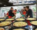 Bild: bjp
Da läuft das Wasser im Munde zusammen: Am 27. August gibt es auf dem Altendorfer Dorfplatz wieder die schon legendären Holzofenpizzen, mit deren Genuss man obendrein soziale Einrichtungen unterstützt. Die Dorfgemeinschaft nimmt ab sofort Vorbestellungen entgegen.