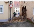 Bild: ll
Am Dienstagmorgen ist in Auerbach eine Hausmauer eingestürzt. Die acht Bewohner des Hauses daneben (auf dem Bild links) wurden daraufhin von der Polizei gebeten, das Gebäude zu verlassen.