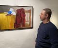 Bild: aub
Der Maler Jaroslav Touš steht vor einem seiner Stillleben mit dem Titel "Blaue Kugel".