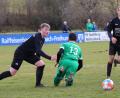 Bild: Dieter Jäschke
Der Kohlberger Alexander Ullrich (Mitte) wird von VfB-Spieler Matthias Bertelshofer (links) gebremst, rechts Teamkollege Lukas Krauß. Aus: SV Kohlberg – VfB Mantel 3:1.