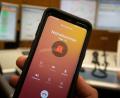 Symbolbild: Frank Rumpenhorst/dpa
Den Notruf übers Smartphone wählte am Samstagabend auch ein Mann in Neumarkt – weil er nicht in die Disco gelassen wurde.