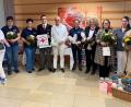 Bild: Kliniken Nordoberpfalz, Michael Reindl/exb
Das Team der Frauenklinik um Chefarzt Dr. Bernd Hornbacher (Fünfter von links), Leitender Oberärztin Dr. Annette Lechler (links) und Breast Care Nurse Bettina Schärtl (Zweite von rechts) freute sich beim MFA-Tag über verschiedene Spenden freuen, die Brustkrebspatientinnen nach der Behandlung helfen sollen.
