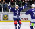 Bild: Werner Moller
Luca Gläser (links) bejubelt beim 7:1-Auftaktsieg gegen die Füchse Duisburg einen seiner drei Treffer. Beim 5:4-Erfolg am Sonntag in Duisburg erzielte der Stürmer der Blue Devils das wichtige Tor zum 4:4. Am Dienstag können die Weidener den Einzug ins Play-off-Viertelfinale perfekt machen.