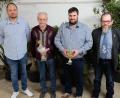 Bild: do
Pokale überreichten Vorsitzender Werner Kennel (rechts) und Stellvertreter Alexander Sporr (links) an Josef Dötterl und Florian Götz (2. und 3. von links).