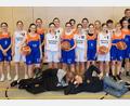 Bild: Barbara Meier/exb
Die Vize-Bezirksmeister M III des Johann-Andreas-Schmeller-Gymnasium (orange-blaue Trikots) mussten mit 17:71 den Sieg der Mannschaft des Gymnasiums Neustadt lassen.