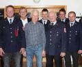 Bild: wro
Im Namen der Feuerwehr Gumpen dankte Vorsitzender Matthias Lindner (rechts) den langjährigen Mitgleidern für die Treue zum Verein.