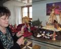 Bild: krb
Museums- und Archivleiterin Ursula Wiechert beim Einrichten der Passionskrippen. Ab Palmsonntag hat die Ausstellung in Neustadt/WN geöffnet.