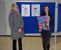 Bild: wku
Paula Trautmann (rechts) organisiert an ihrer früheren Grundschule in Königstein eine Kunstausstellung. Stellvertretende Schulleiterin Britta Bruhn (links) freut sich darüber.