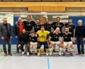 Bild: tne
Oberbürgermeister Michael Cerny beglückwünschte zusammen mit Norbert Fischer die Sieger der Stadtmeisterschaft der Hobbyfußballer, Käfer & Hummels Allstars.